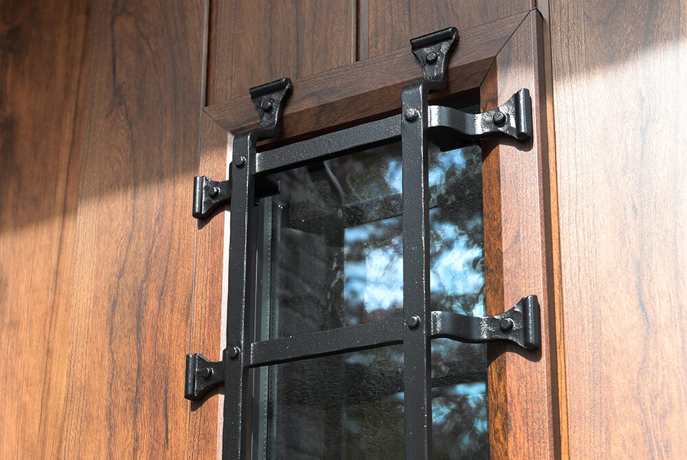 格子のデザインが特徴的な玄関ドア