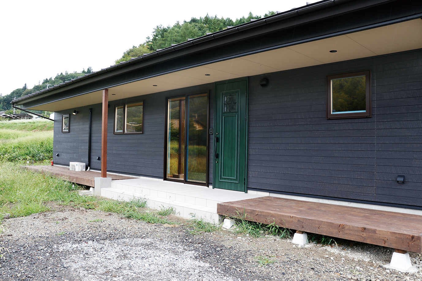 スタイリッシュな外観と印象的なウッドデッキ